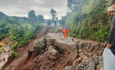  देशका धेरैजसो स्थानमा यातायात अवरुद्ध, काठमाडौँ उपत्यका प्रवेश गर्ने सबै नाका बन्द 